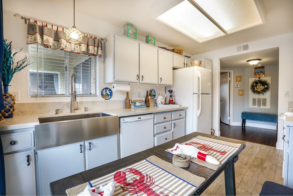 Kitchen, farmhouse sink, fully equipped with everything you may need!