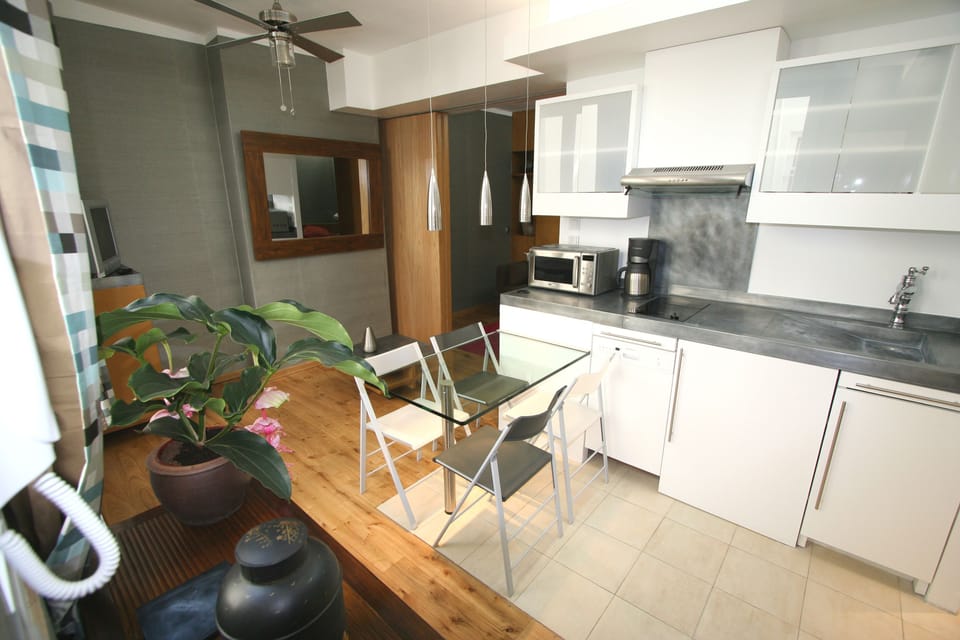 Full kitchen with Washer/dryer, Dishwasher.