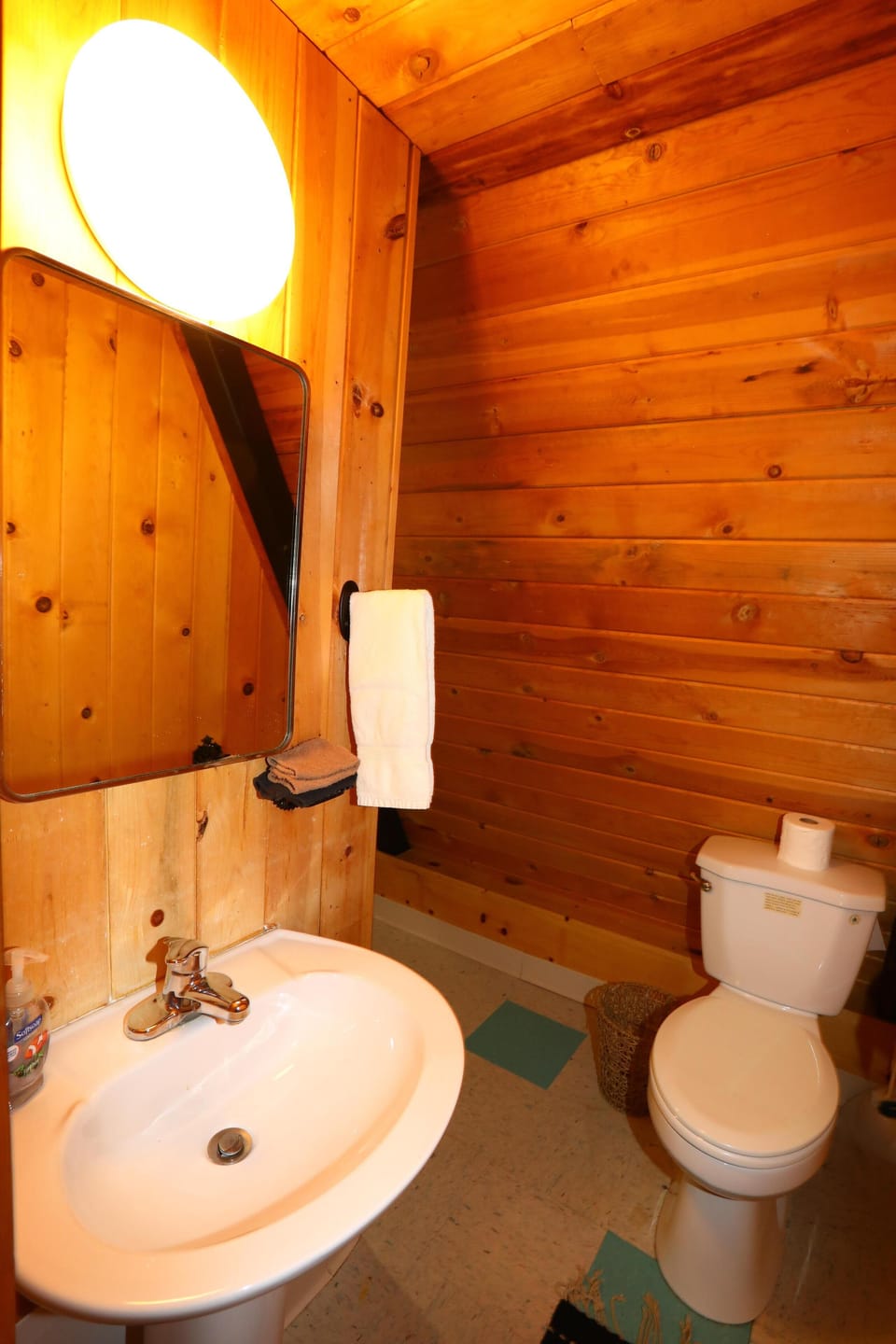 2nd floor king full bathroom. Makeup towels provided. Access from the hallway.