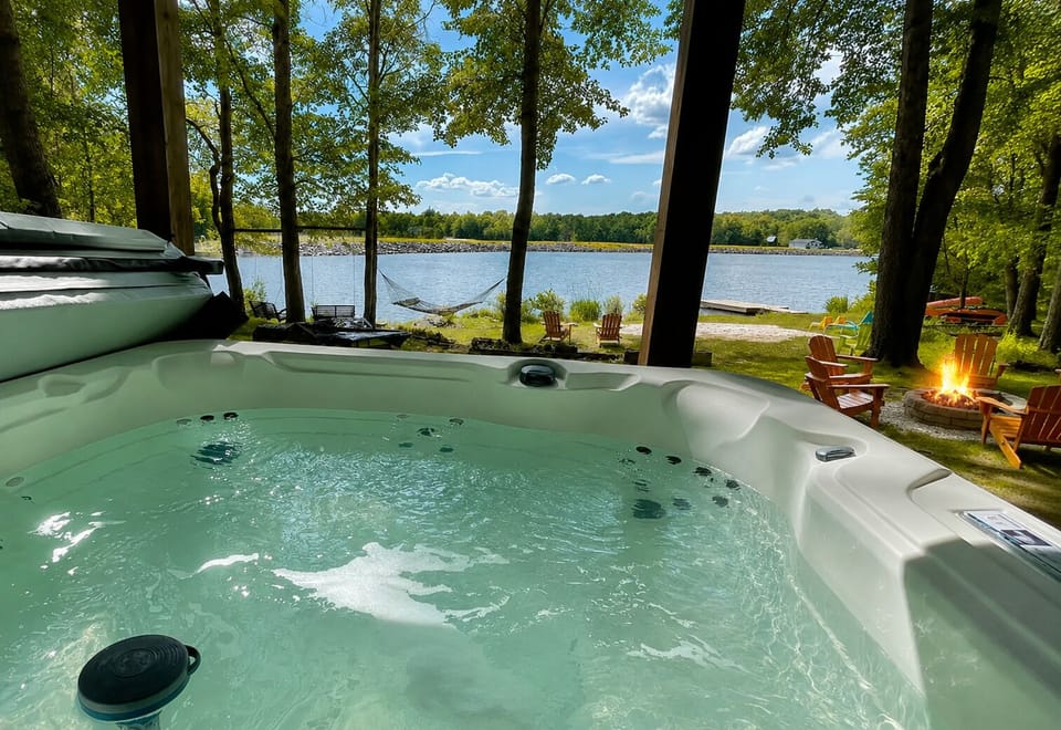 7 person, 65 jet Hot-Tub w/ Jet Turbo Blaster Overlooking Lake • Who’s Coming? 🛶