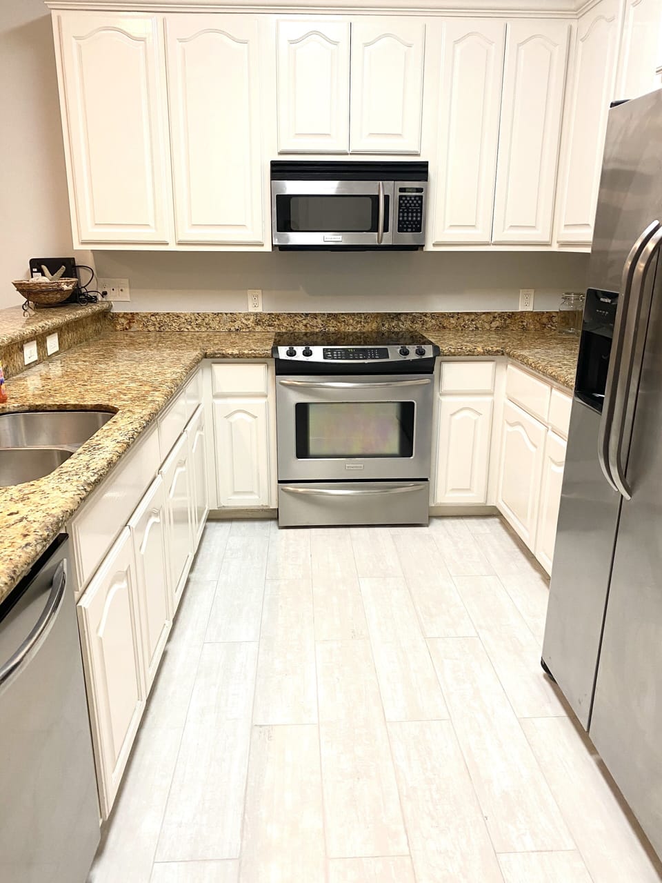 LARGE KITCHEN