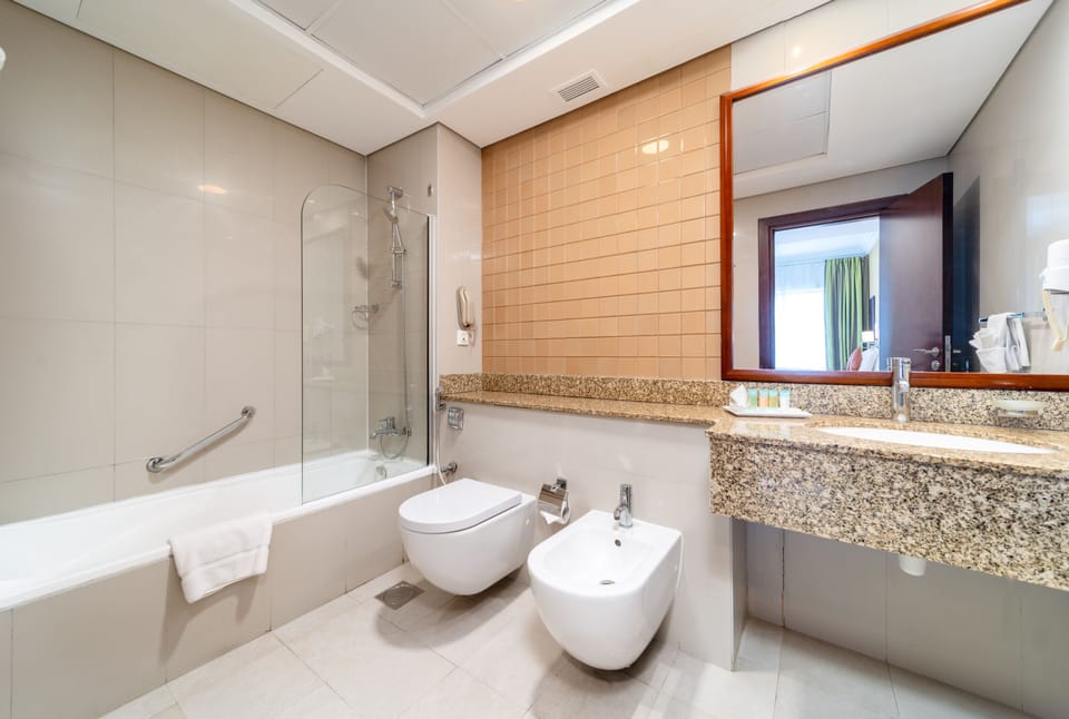 Combined shower/tub, rainfall showerhead, free toiletries, hair dryer