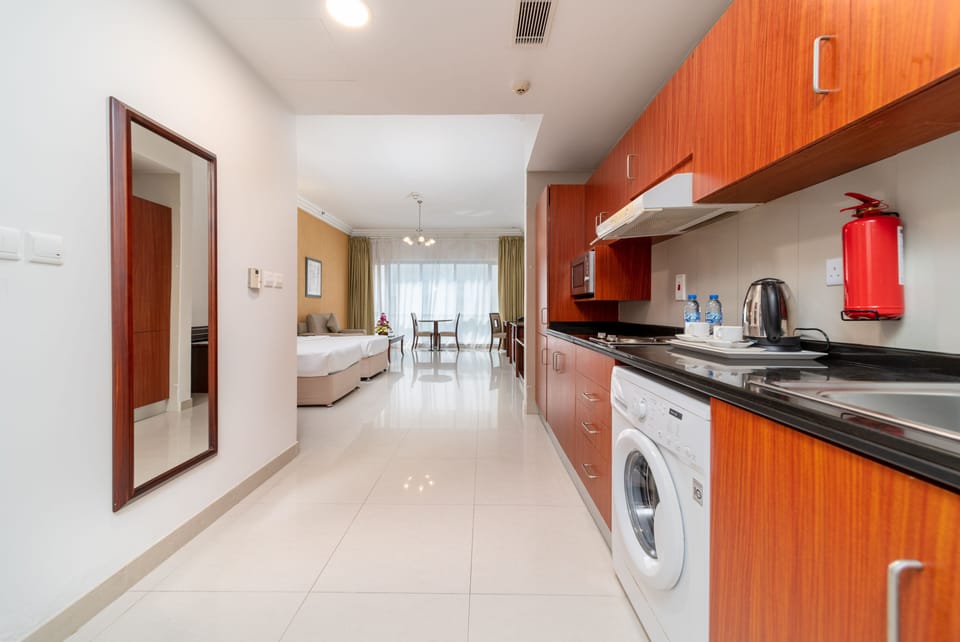 Full-size fridge, microwave, stovetop, coffee/tea maker