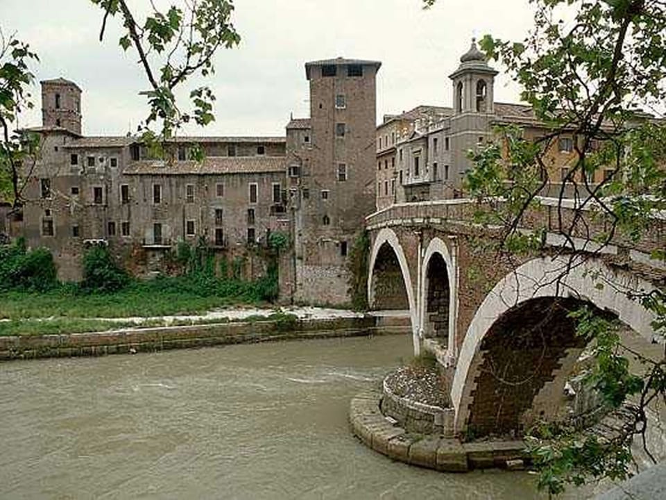 Streets of Trastevere. Fabricio bridge (ponte quattro teste) 62 a.c.
