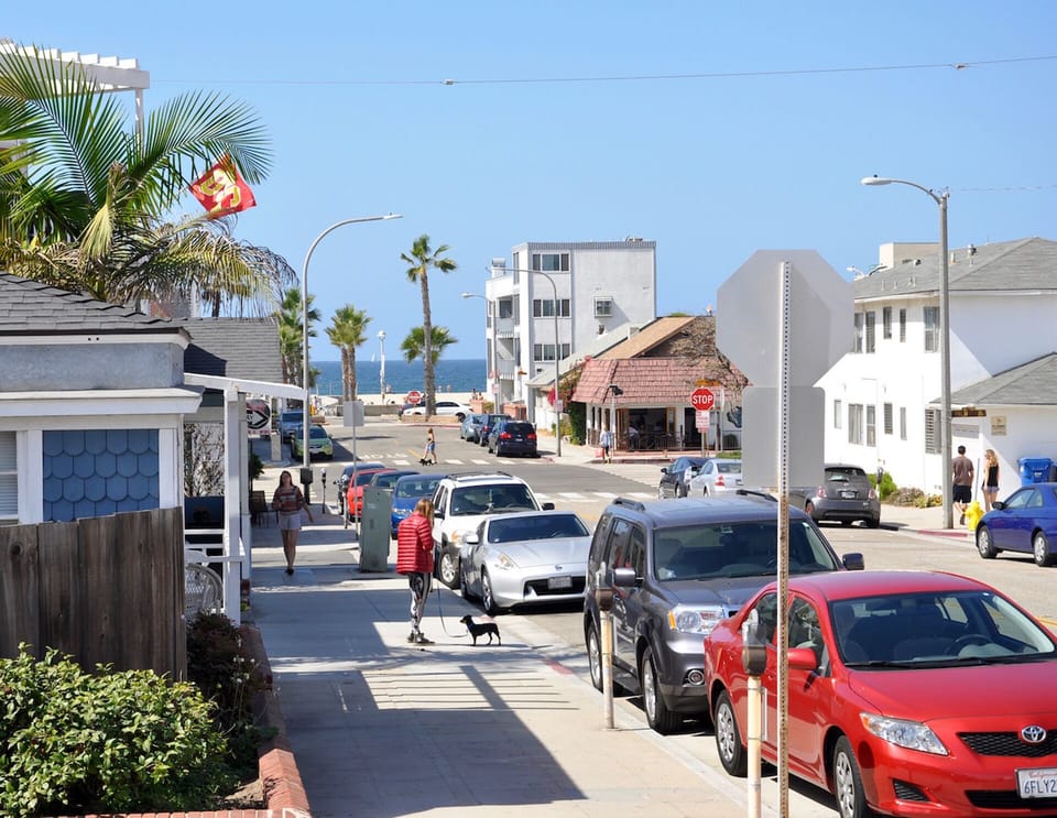 Street corner view to beach (100 yards!)