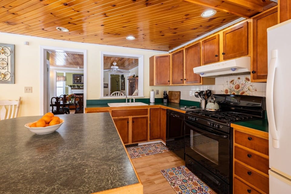 kitchen with full hospital, dishwasher and 2 refegerators