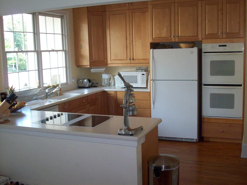 Spacious kitchen with double-oven