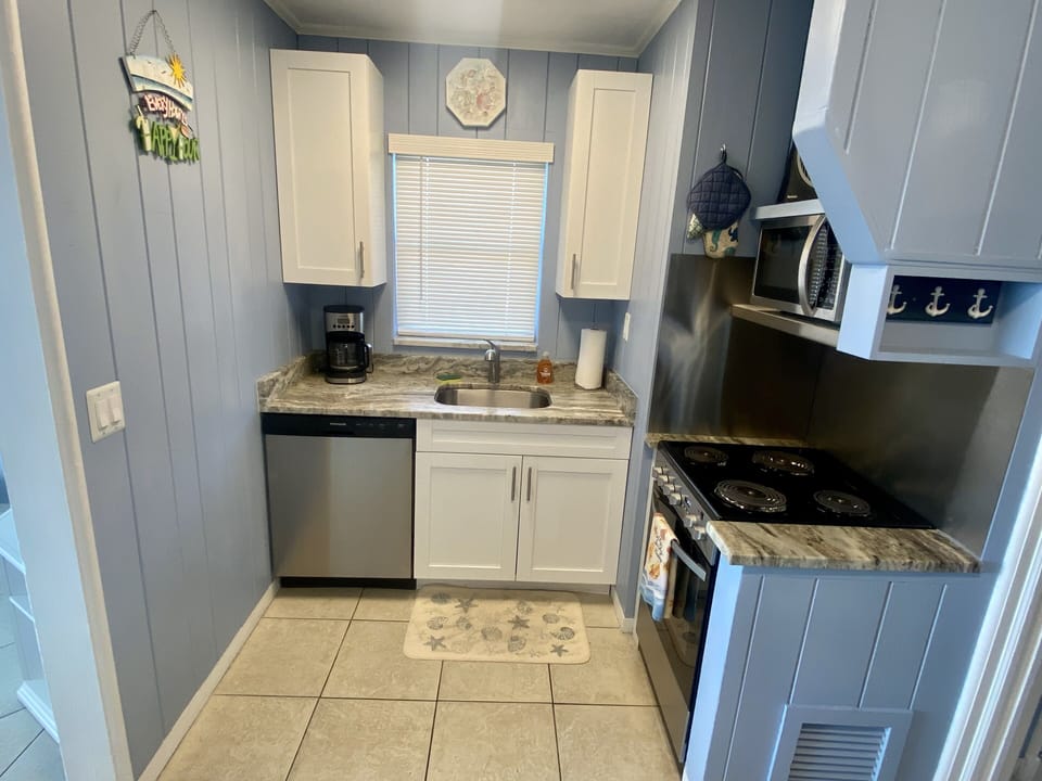 White shaker cabinets with easy close doors and drawers