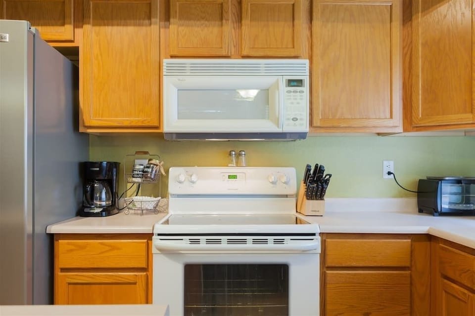 Open kitchen w/ island