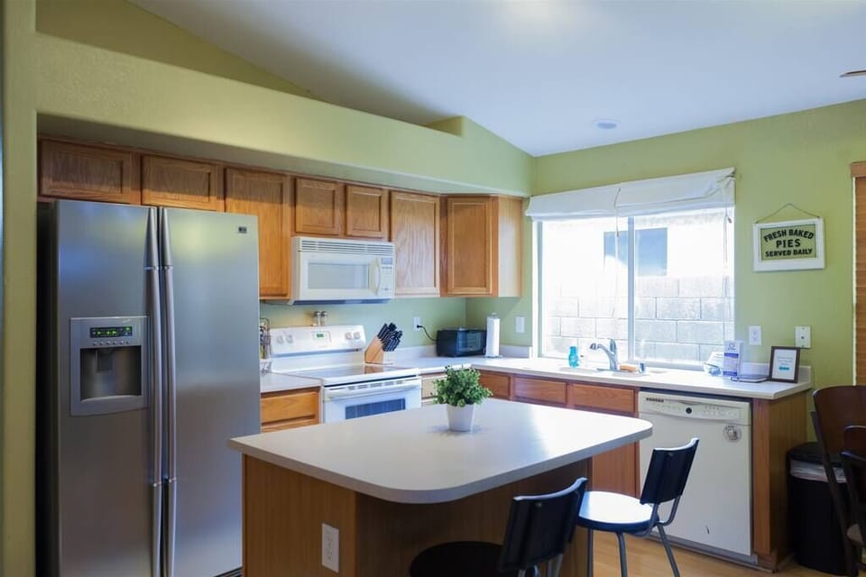 Open kitchen w/ island