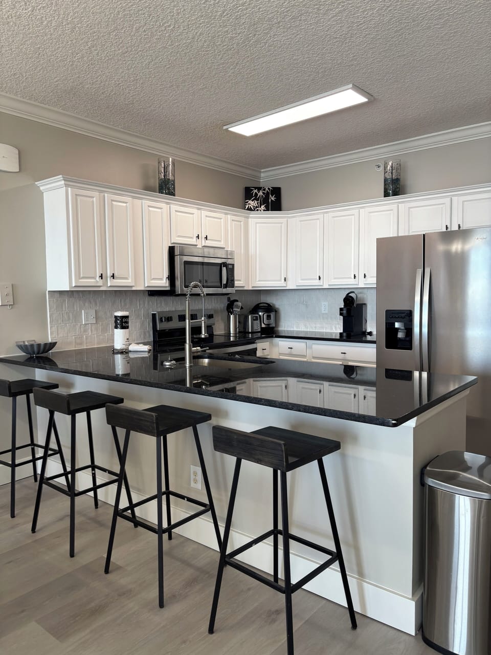 Chef's kitchen w/stainless appliances, instant pot, Kuerig, toaster, blender