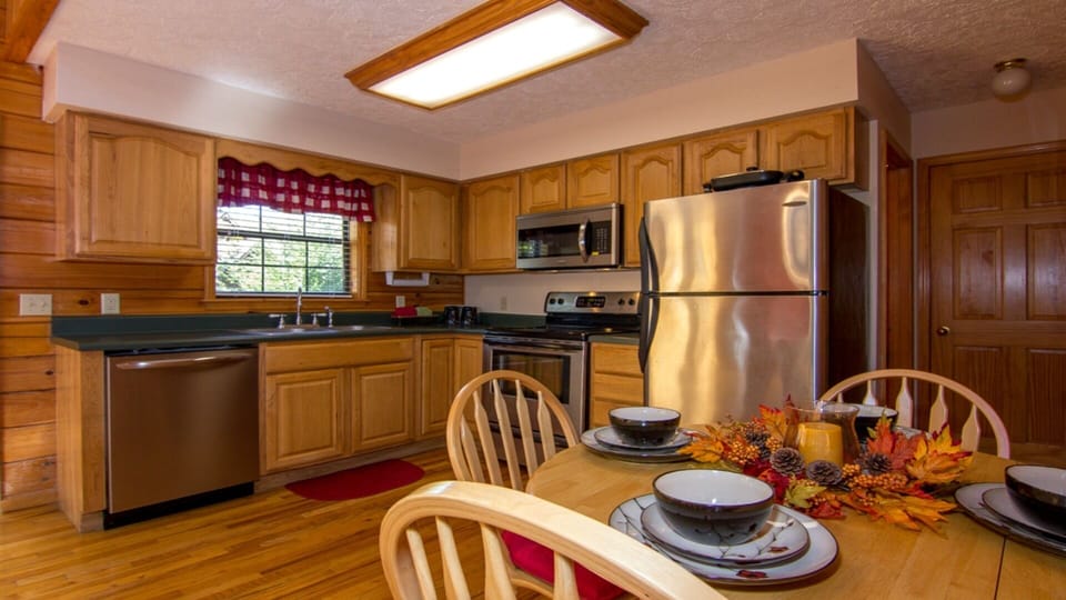 Fully Equipped Kitchen,Pot's & Pa's,Dinnerware,Silverware,Crockpot,Dawn,SoftSoap