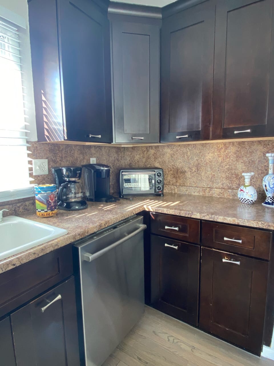 Fully equipped kitchen with traditional or Kcup machine 