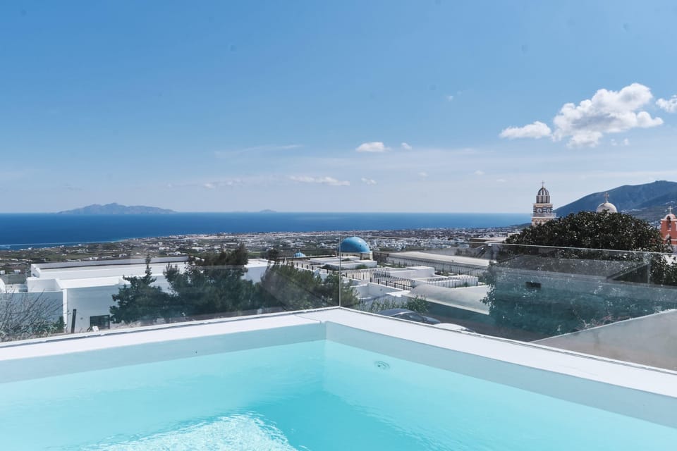 Jacuzzi and sea view at the back yard