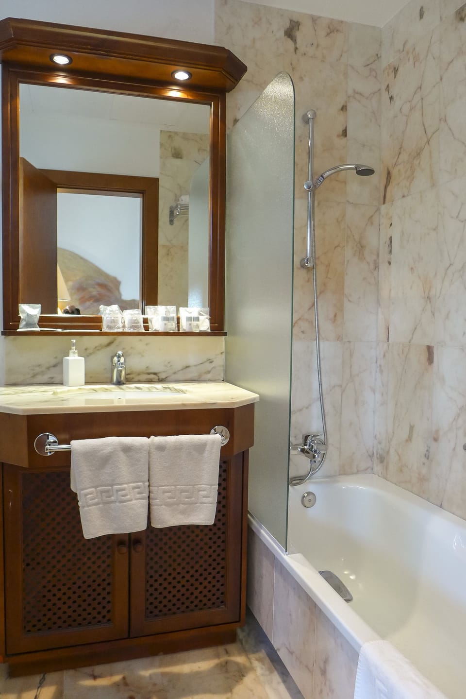 Combined shower/tub, free toiletries, hair dryer, bidet