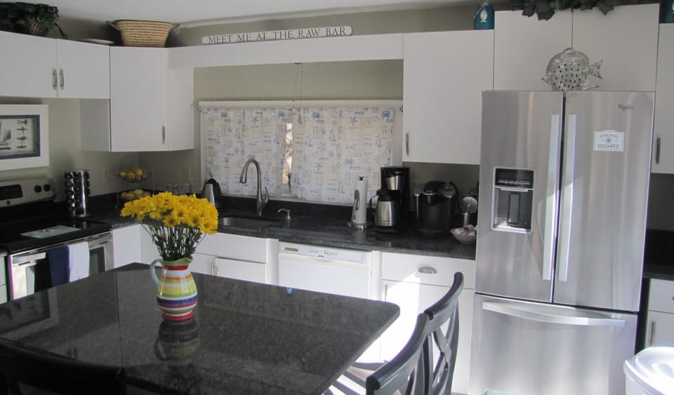 Eat-in kitchen with granite countertops. Fridge has water on the door. Seats 4!