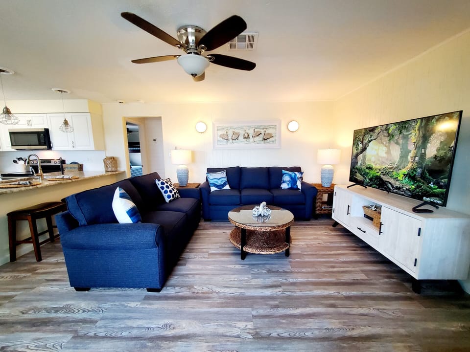 Livingroom overlooking the beach