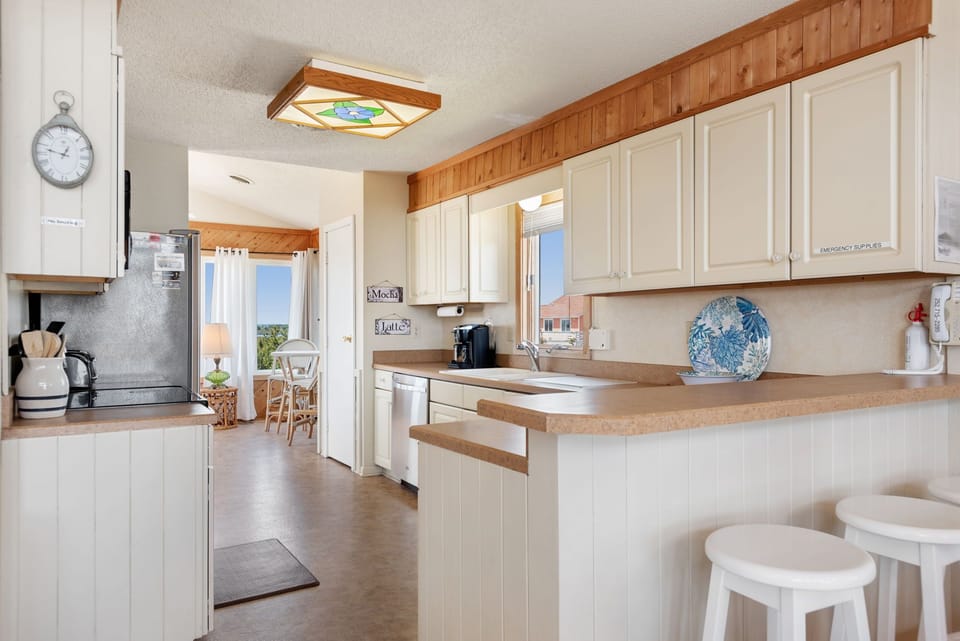 Fully equipped kitchen w/ coffee maker, toaster, blender, Ninja smoothie maker