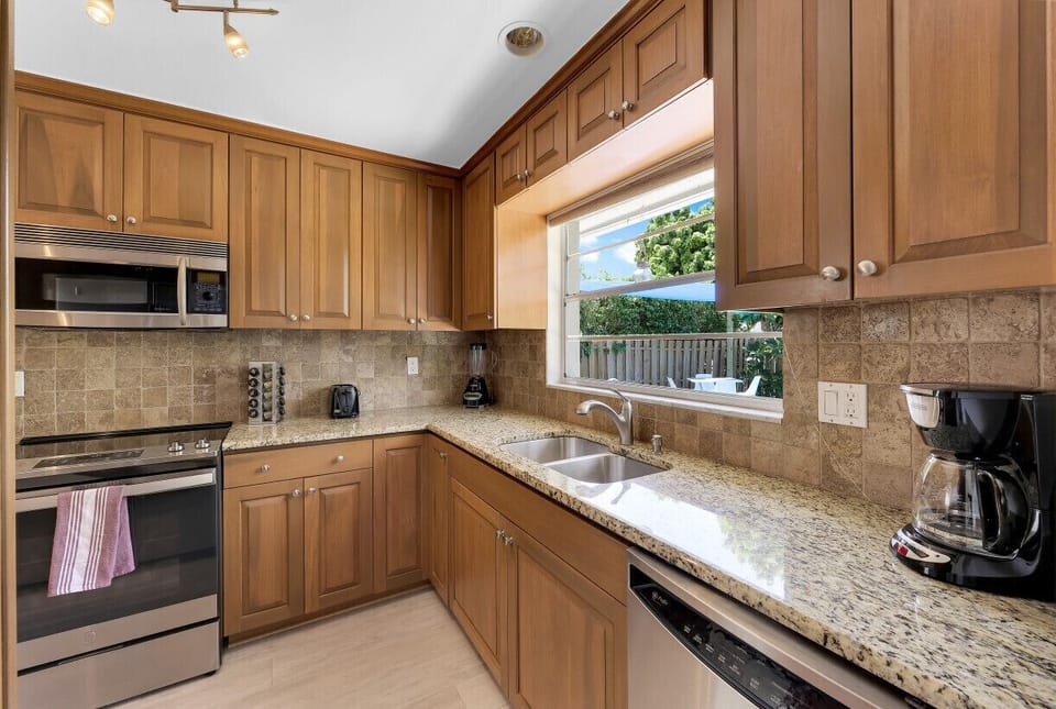 Expansive kitchen provides the family chef utmost cooking space