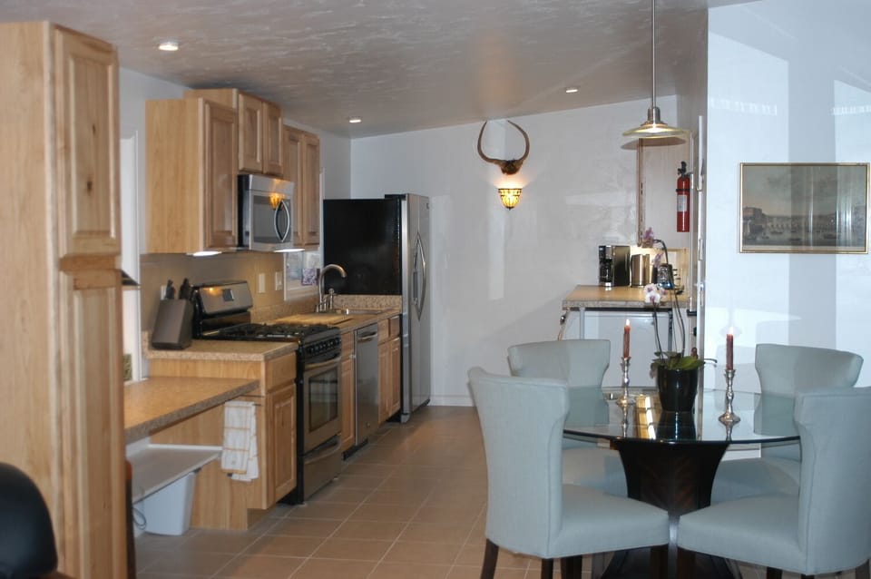 Fully equipped kitchen, gas stove, dishwasher, high quality cookware.
