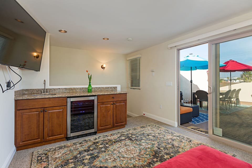 Penthouse loft/4th BR opens to rooftop deck. Includes TV, half bath, & wet bar