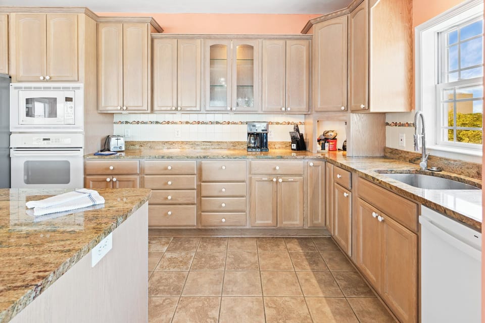 ❤️ Exquisite Gourmet Kitchen, The Island is HUGE!