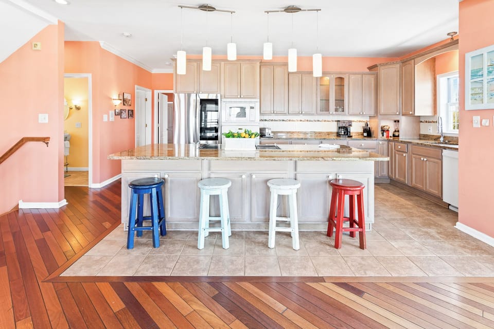 ❤️ Exquisite Gourmet Kitchen, The Island is HUGE!