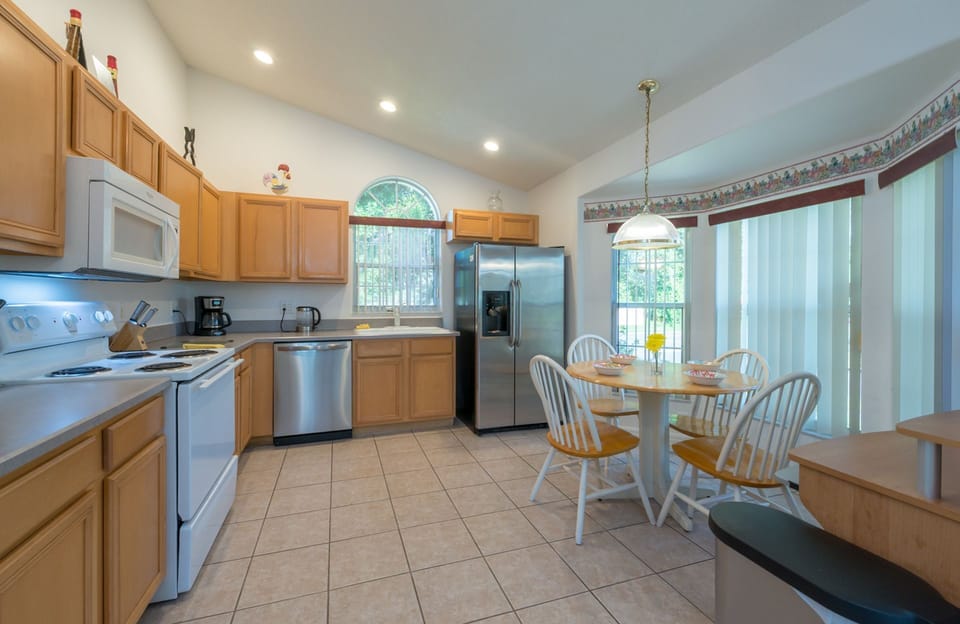 Kitchen, with range, dishwasher, fridge-freezer with ice-maker, water dispenser