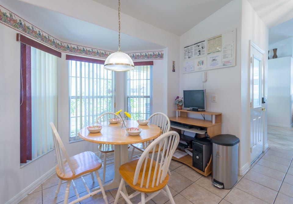 kitchen nook area, compter desk