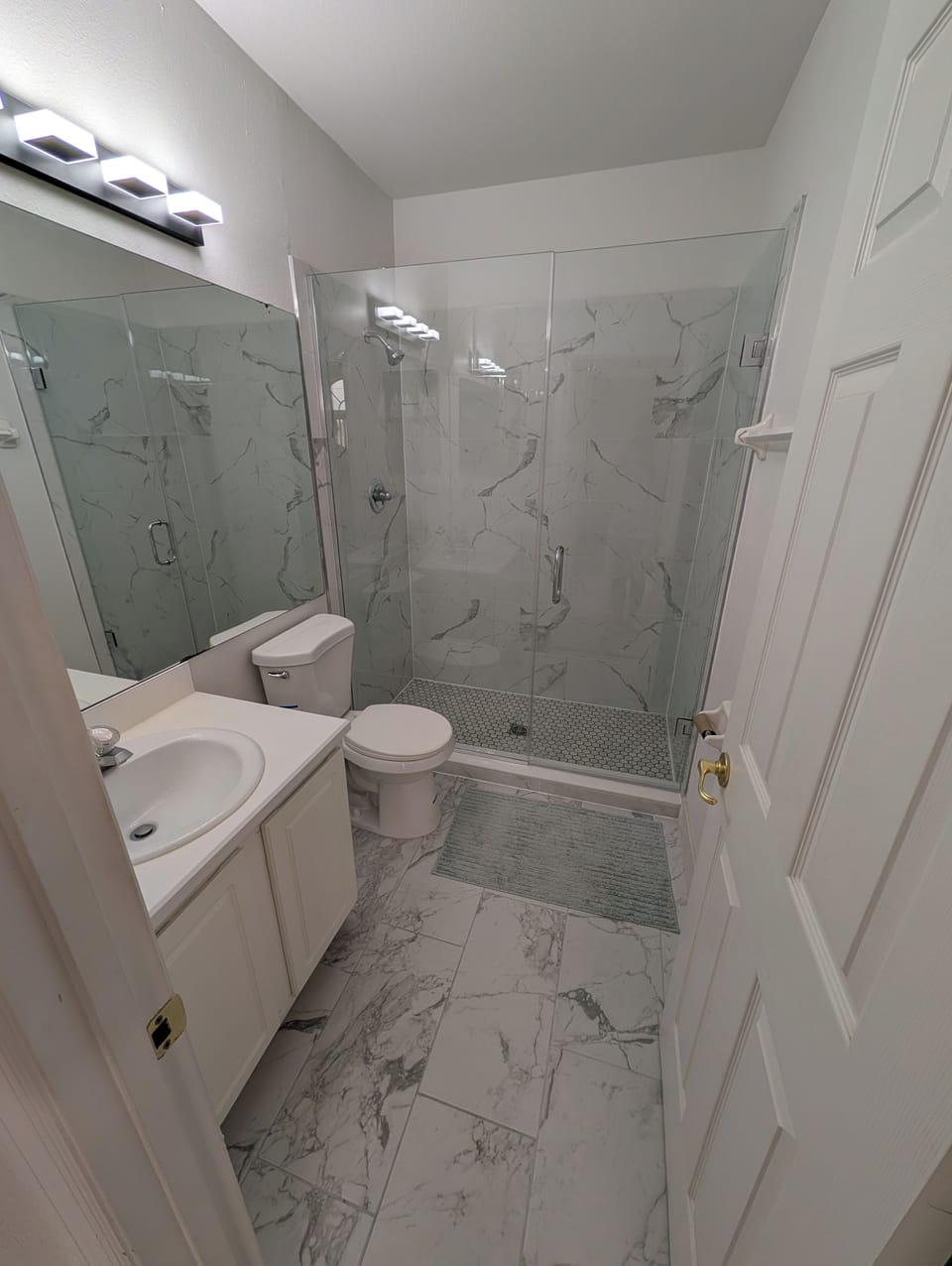 Upstairs en-suite bathroom