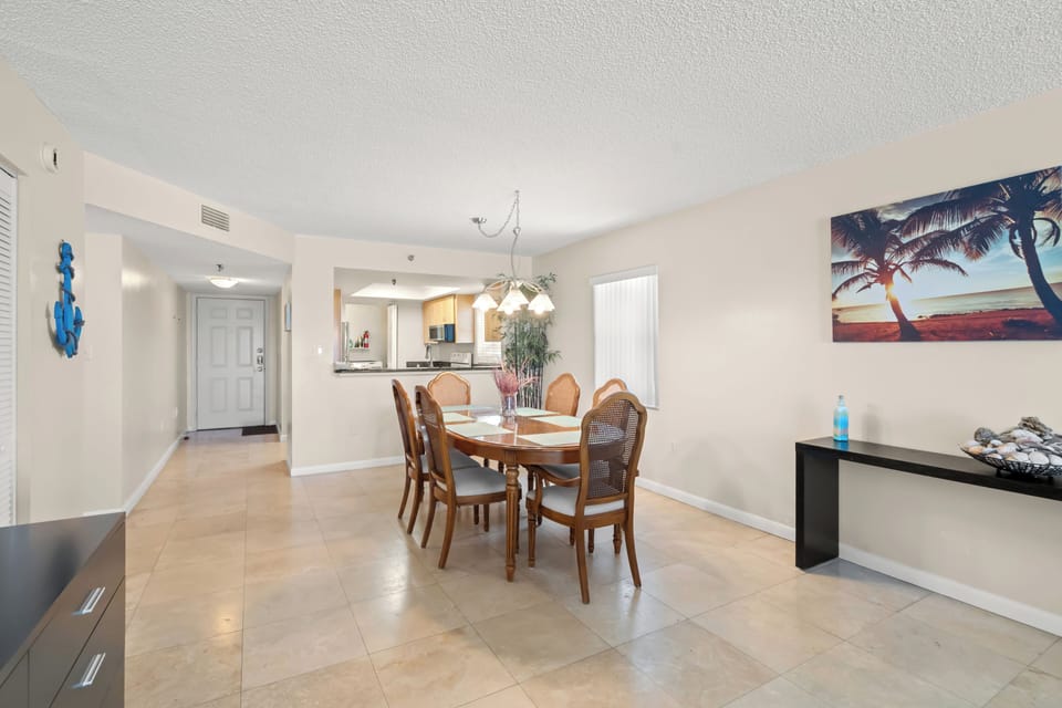 Open dining area for 6 with direct access from the kitchen