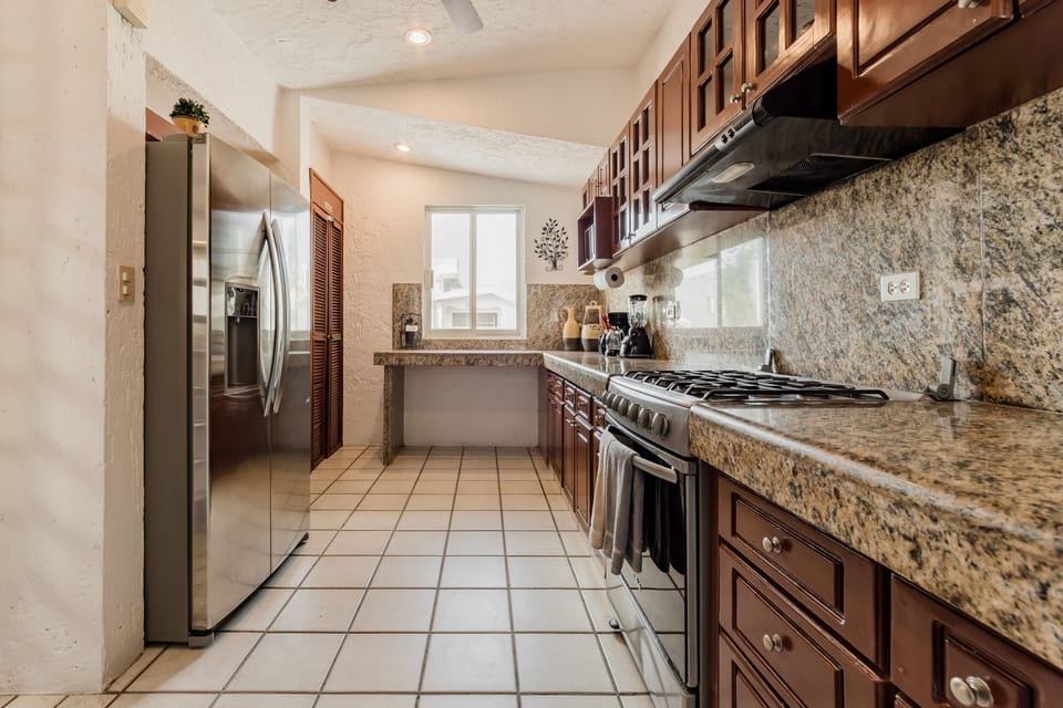 Full kitchen