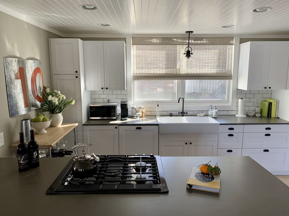 New kitchen, stainless appliances, gas stove, VineyardVista Healdsburg