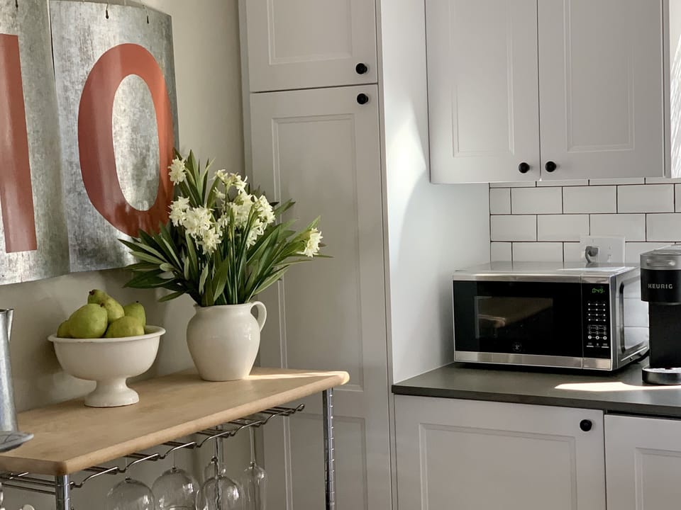 Microwave, Kurig coffeemaker+pods, sun filled kitchen. VineyardVista Healdsburg