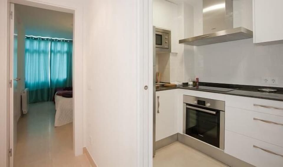 Views of the fully equipped kitchen and bedroom. Oven, microwaves, fridge & ...