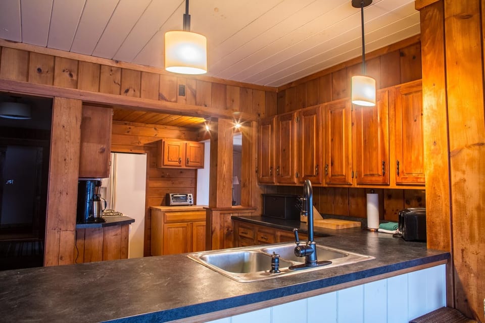 Kitchen (old appliances featured) 