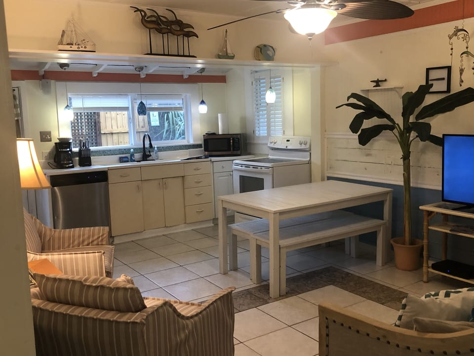 Open floor plan
Kitchen/dining/living room
