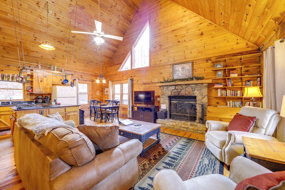 Spacious Great Room - Wood Fireplace, Cable HDTV, DVD, Large DVD Library. 