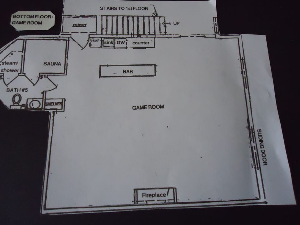 Floor plan, Game room/7th bedroom - As you enter, you go down the stairs.