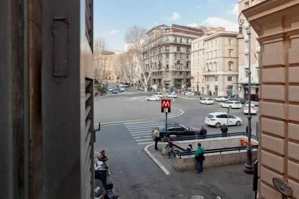 Views of Barberini square from 5 windows of the house