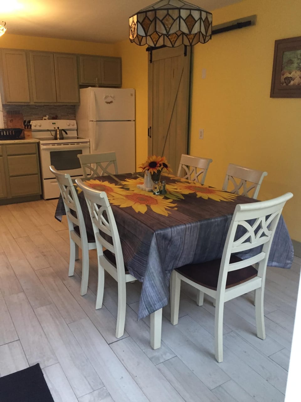 Kitchen seats 6