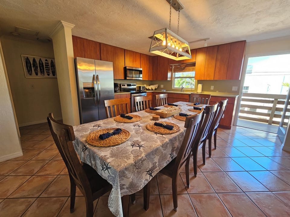 Dinning for ten, just add the leaf and two more chairs!