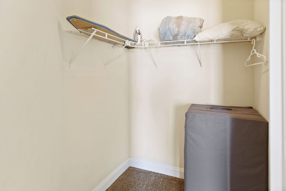 ❤️ Large Master Bedroom Walk-In-Closet, store your luggage and hang your cloths.