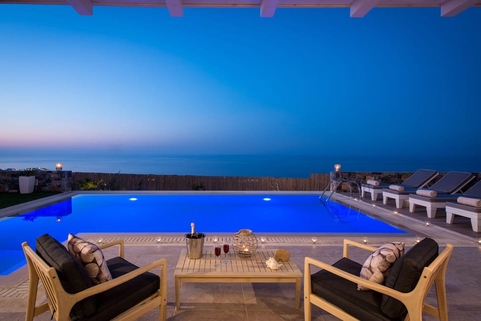 Champagne in the evening with amazing seaview near the Pool at Villa Seaview