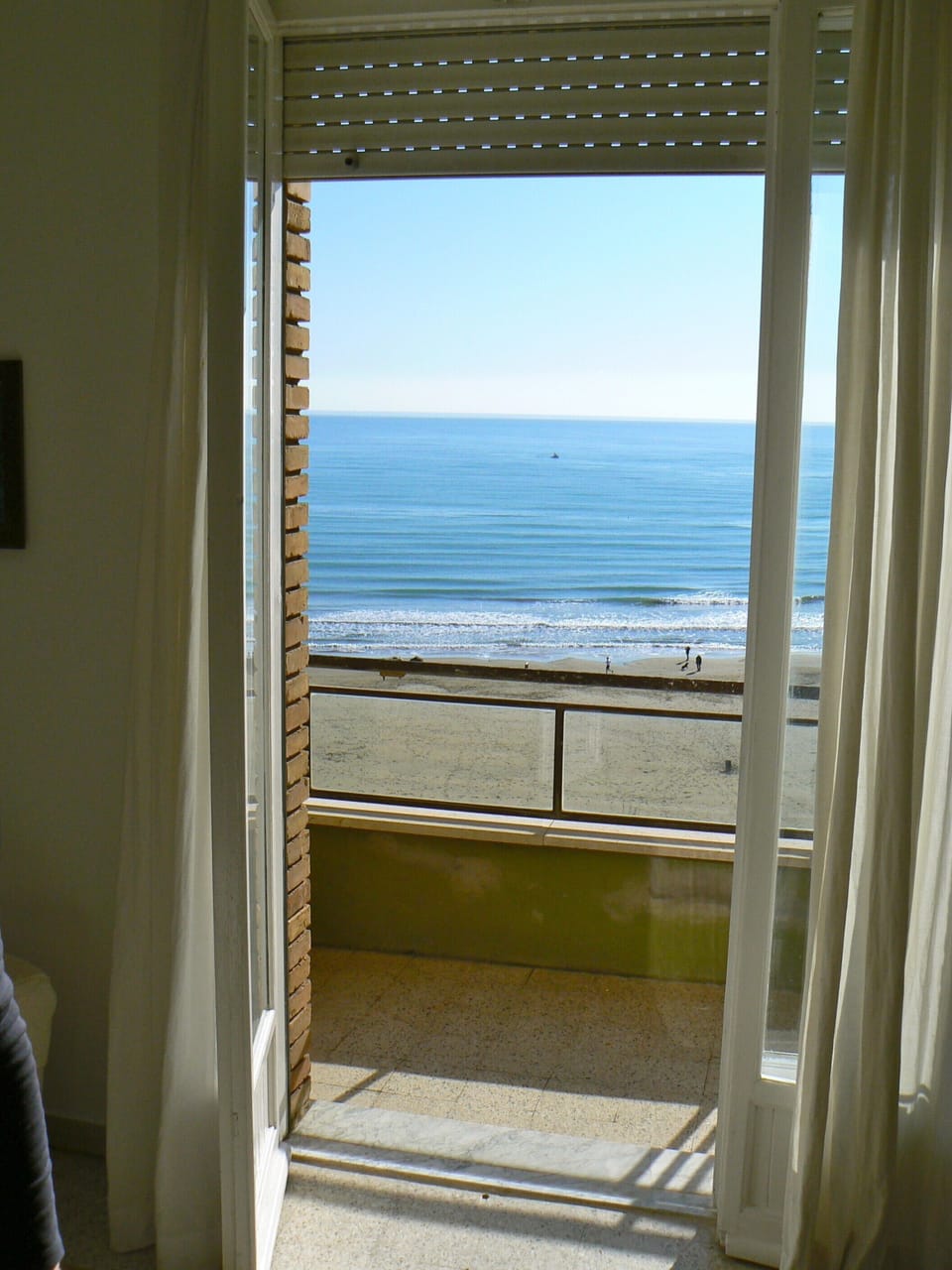 DOOR TO THE BALCONY