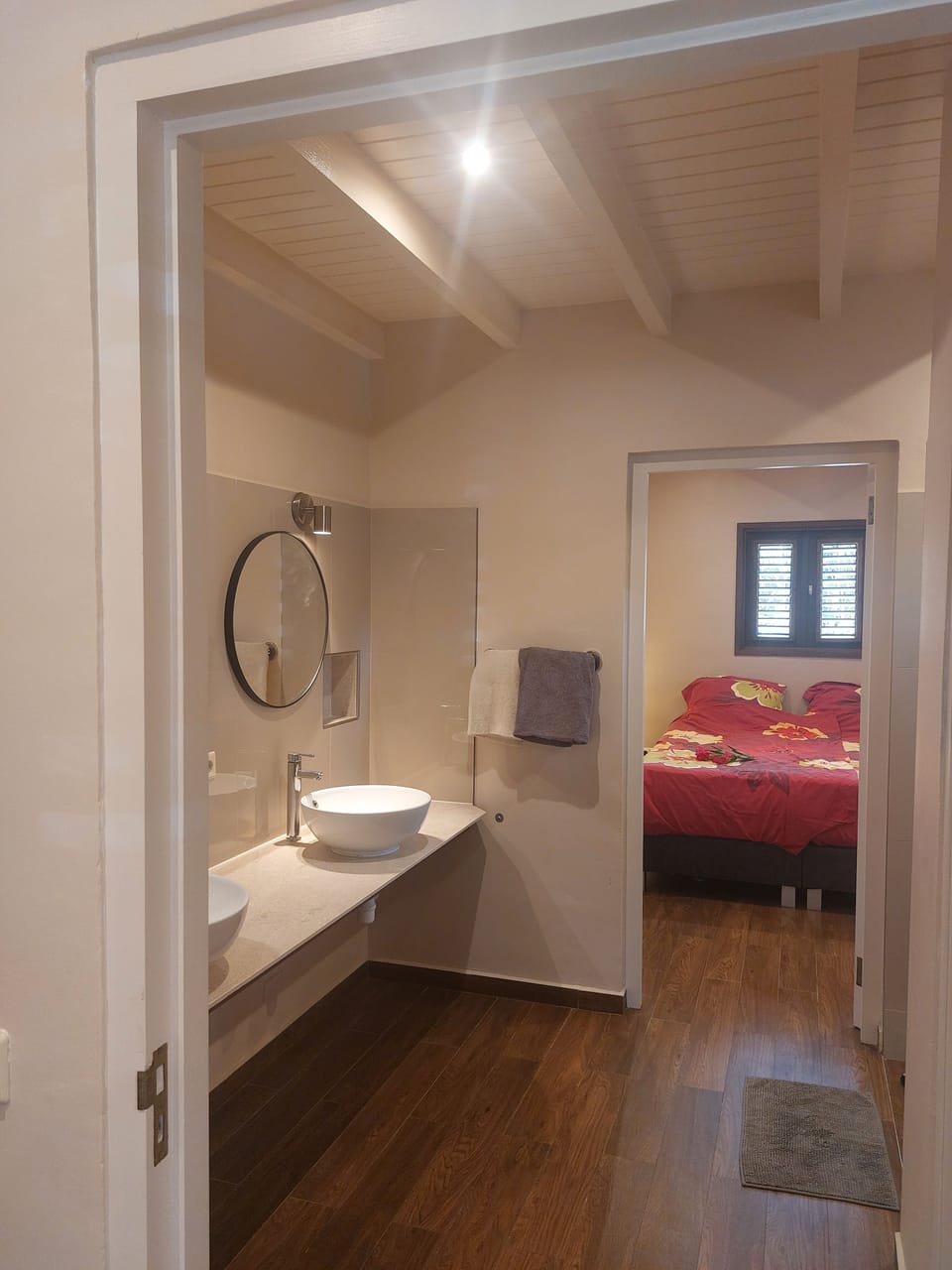 badkamer vanuit slaapkamer 2 en 3