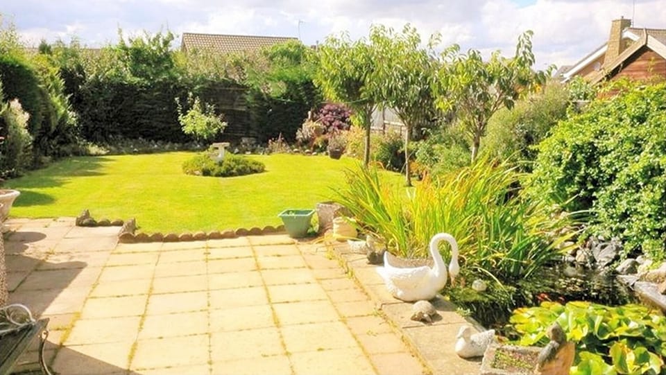 Large Pet Friendly garden U sunshine Patio for alfresco dining