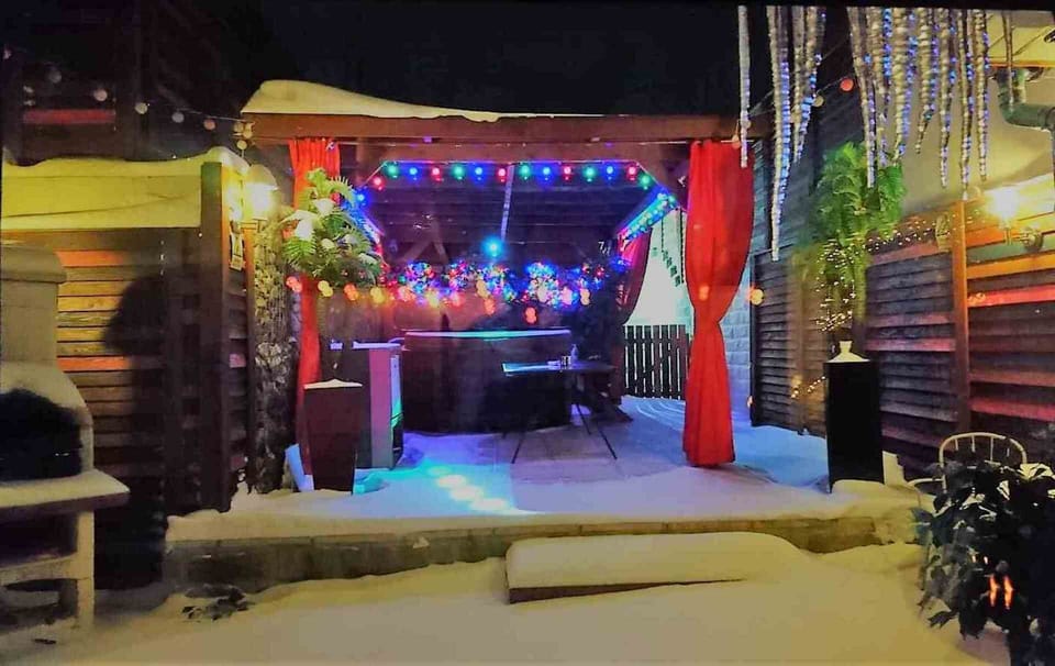 The Hot-Tub is welcoming even in the snow! 