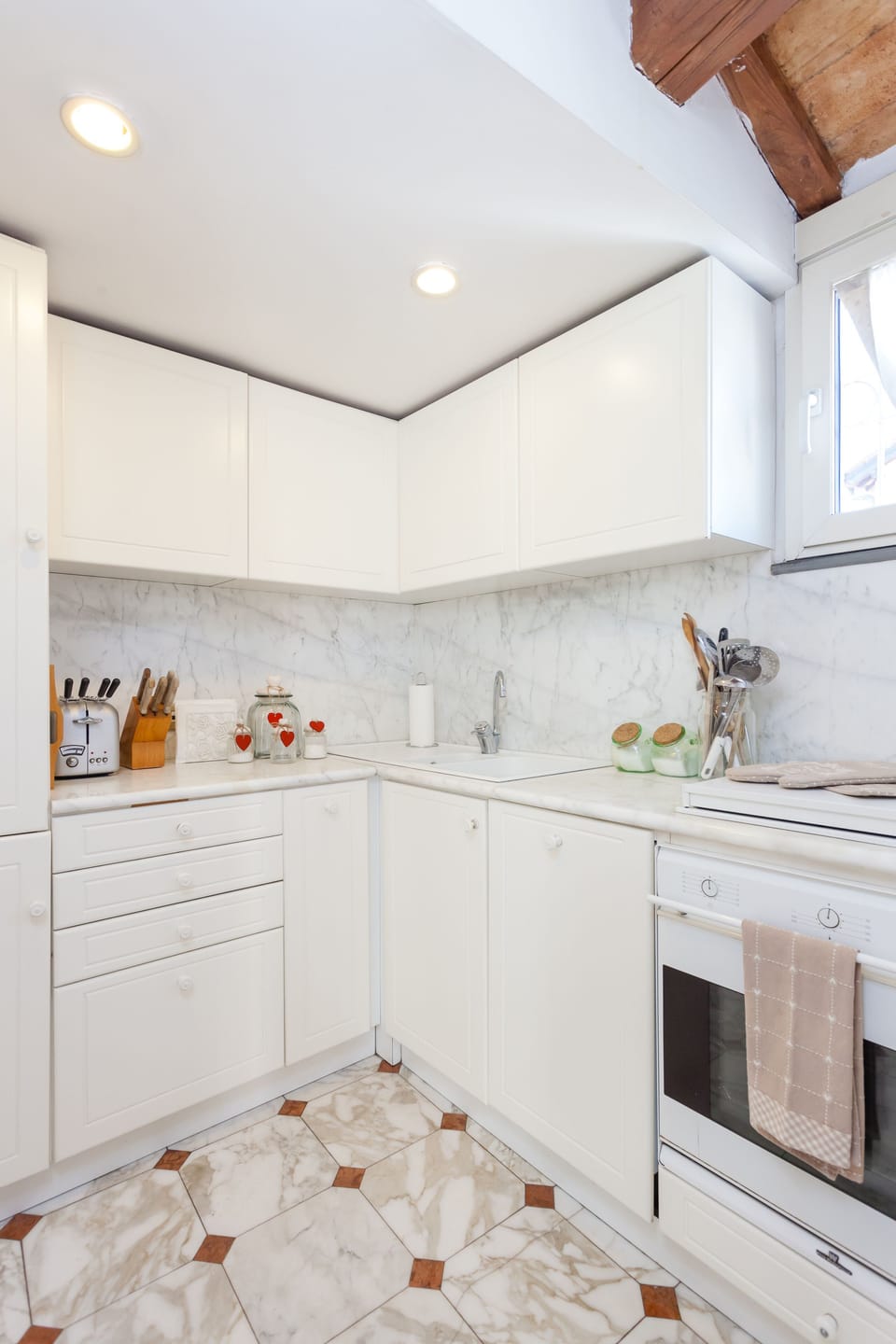 You'll find oven, fridge, dish washer, coffe maker, washing machine..