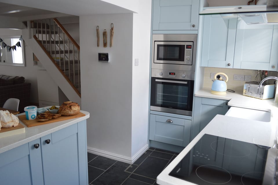 Electric oven with combination microwave. Ceramic electric hob.